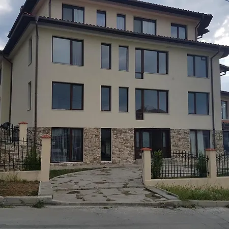 Апартаменты Stefanov In Byala